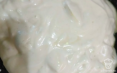 Вылейте будущую шарлотку на противень.