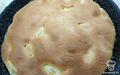 Выпекайте 20 минут при 200 градусах (режим «Верх-низ»). Затем убавьте температуру до 180 градусов и выпекайте еще 15 минут. 