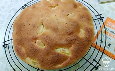 Шарлотка очень вкусная и пушистая. С кислинкой. 