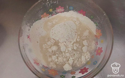 Муку просейте, добавьте соль и воду.