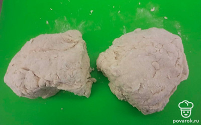 Замесите густое тесто, разделите его на две части. Каждую часть раскатайте в тонкий пласт.