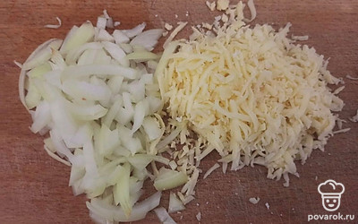 Сыр натрите на терке, лук мелко нарежьте.