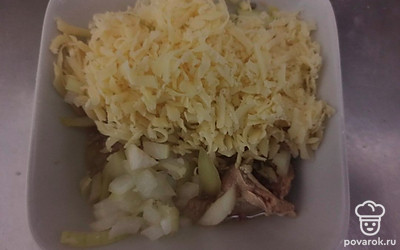 Смешайте консервированную горбушу с луком и сыром до однородной массы.