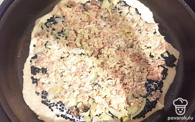 Сверху равномерным слоем выложите начинку. 