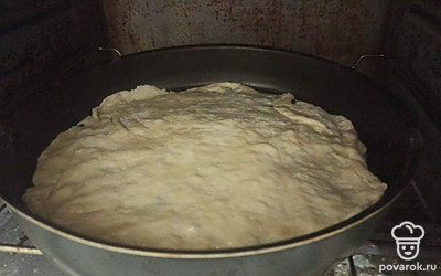 Накройте пирог вторым пластом теста, смажьте подсолнечным маслом и отправьте в предварительно разогретую до 220 градусов духовку на 20 минут.