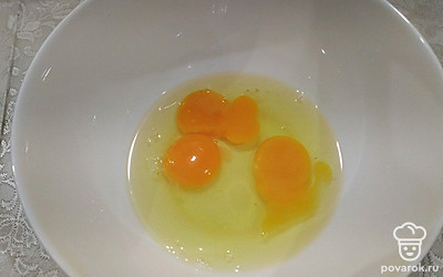 Яйца выложите в миску, перемешайте венчиком.