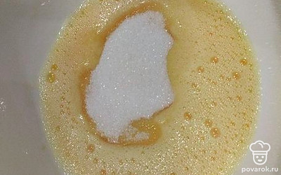 Добавьте сахар, перемешайте.