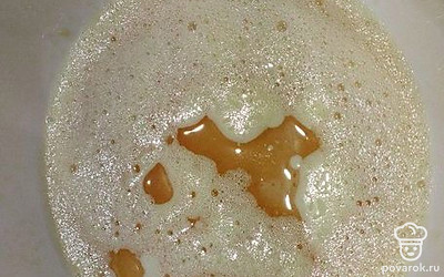 Влейте растительное масло.