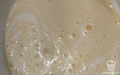 Добавьте молоко, перемешайте.