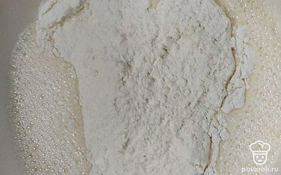 Всыпьте разрыхлитель, муку, перемешайте.