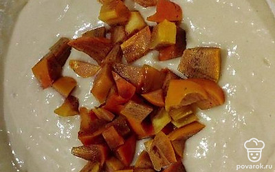 Добавьте нарезанную хурму.