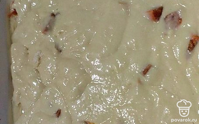 Тесто выложите в форму. Отправьте в разогретую духовку на 30 минут при 180 градусах.