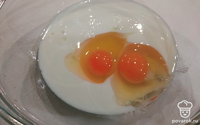 Смешайте кефир, 2 яйца и щепотку соли. 