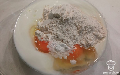 Добавьте муку и разрыхлитель. 