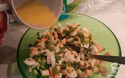 Перемешайте, добавьте растопленное сливочное масло к зеленому луку и яйцам. Посолите по вкусу. 