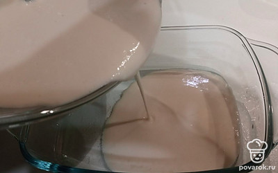 Вылейте половину теста в форму для выпечки. 