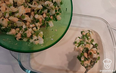 Сверху выложите начинку. 