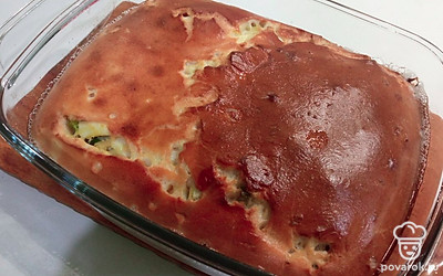 Готовый пирог остудите и разрежьте на порционные кусочки. Приятного аппетита! 