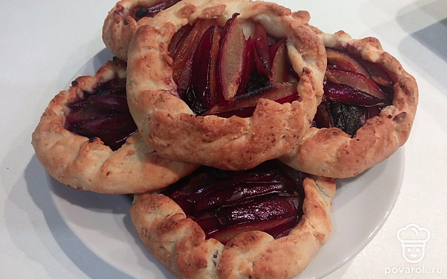 Творожные мини-пироги со сливами — Рецепт с фото