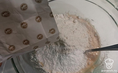 К яично-творожной смеси добавьте муку и разрыхлитель.