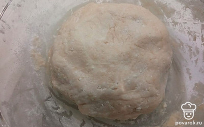 Замесите тесто. Оно получается мягким и практически не липнет к рукам. 