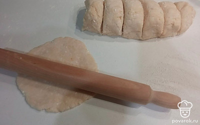 Разделите тесто на 7-8 частей. Каждую часть раскатайте в пласт толщиной примерно 5-7 миллиметров. 