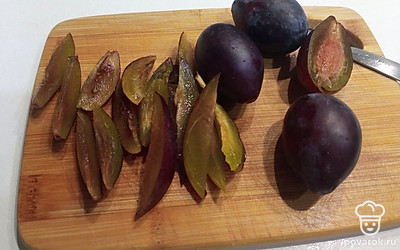 Вымытые сливы разрежьте и удалите косточку. Нарежьте сливы дольками. 