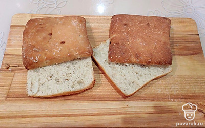 Возьмите две булки и разрежьте пополам. У меня порционный овсяный хлеб. 