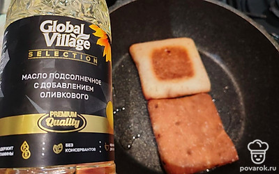 Обжарьте булки с 1 столовой ложкой растительного масла на среднем огне. 