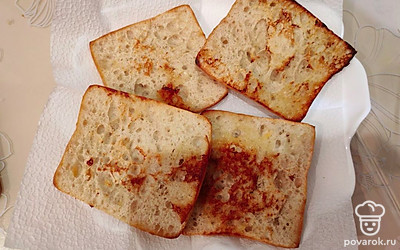 Булки обжарьте с одной стороны и выложите на тарелку. 