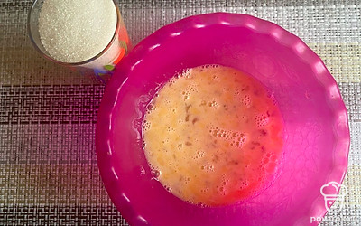 Всыпьте к яйцам сахарный песок. Перемешайте так, чтобы весь сахар растворился.