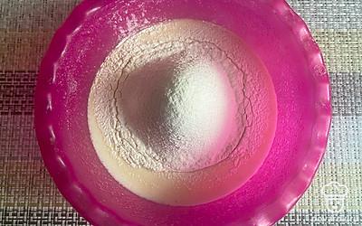 Просейте туда же через сито муку. Снова перемешайте, не допуская образования комочков.