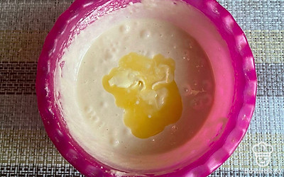 Растопите сливочное масло, добавьте в тесто. Опять перемешайте.