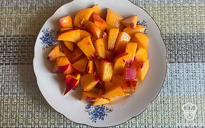 Нарежьте нектарин мелкими кусочками. Можете измельчить прямо с кожицей.