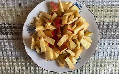 Точно такими же кусочками нарежьте яблоко среднего размера.