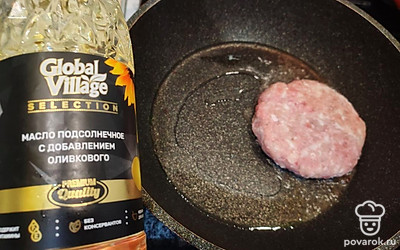 Обжарьте котлеты с 2 столовыми ложками растительного масла. 