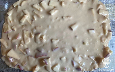 Смешайте яблоко, нектарин и тесто. Вылейте все в блюдо для запекания.