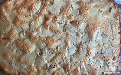 Уберите тесто на 30-35 минут в духовку при 170-180 градусах. Следите за тем, чтобы низ не подгорал. То, как хорошо пропекся пирог, проверяйте зубочисткой: если на ней нет сырого теста, то пирог готов.