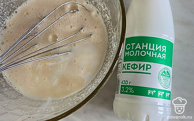 Влейте в яично-сахарную смесь кефир. Перемешайте.