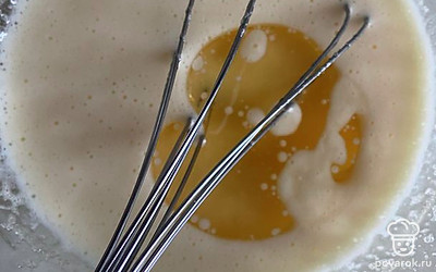 Добавьте растительное масло, перемешайте.