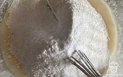 Просейте муку и разрыхлитель, добавьте ванилин. Тщательно перемешайте.