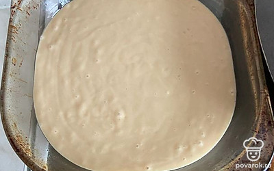 Тесто перелейте в форму.