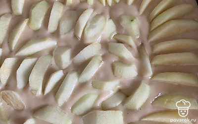 Почистите яблоки, нарежьте дольками и выложите на тесто по всему периметру, слегка вдавливая.