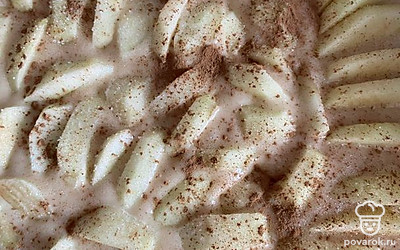 Посыпьте сахаром и корицей, отправьте в разогретую духовку на 35-40 минут при 180 градусах.