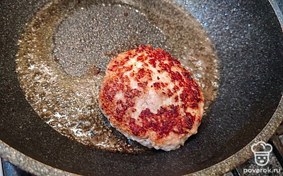 Обжаривайте по 4 минуты с каждой стороны. 