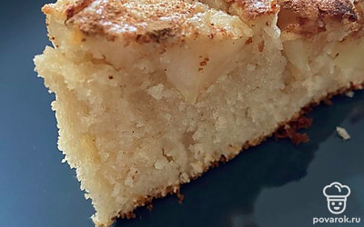 Пирог подавайте сразу. Можно дополнить сметаной или медом.