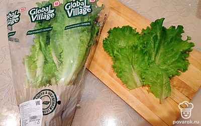 Пока котлеты жарятся, помойте и просушите 4 салатных листа. 