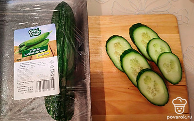 Помойте и нарежьте слайсами огурец. Нам понадобится 4 слайса. 