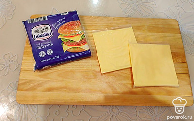 Приготовьте два слайса плавленого сыра для чизбургера.