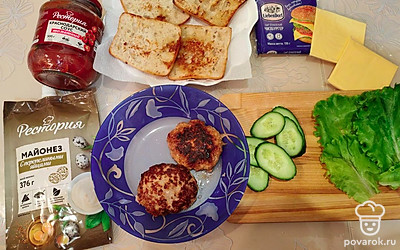 Обжаренные котлеты выложите на тарелку. Начните собирать чизбургеры.